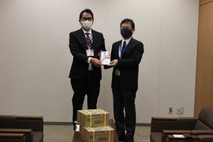 目録を渡す佐竹理事長